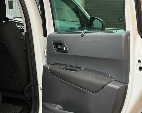 Белый Пежо 3008, объемом двигателя 1.56 л и пробегом 260 тыс. км за 8500 $, фото 26 на Automoto.ua