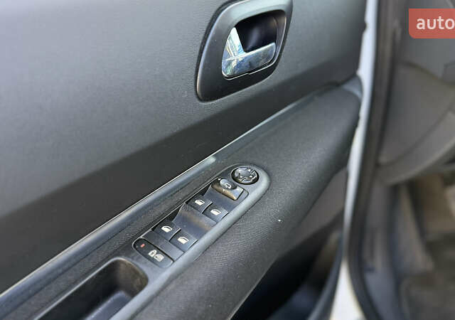 Белый Пежо 3008, объемом двигателя 2 л и пробегом 213 тыс. км за 8950 $, фото 46 на Automoto.ua