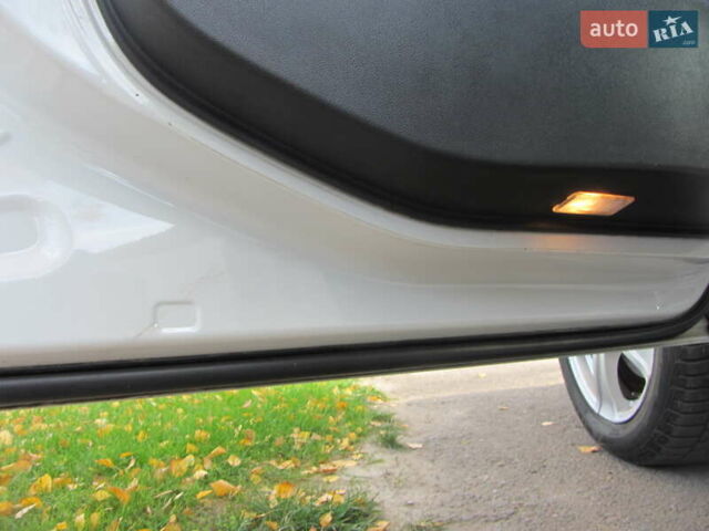 Белый Пежо 3008, объемом двигателя 1.6 л и пробегом 227 тыс. км за 8900 $, фото 79 на Automoto.ua