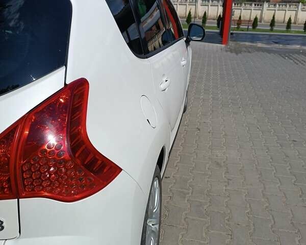Белый Пежо 3008, объемом двигателя 2 л и пробегом 198 тыс. км за 9200 $, фото 7 на Automoto.ua