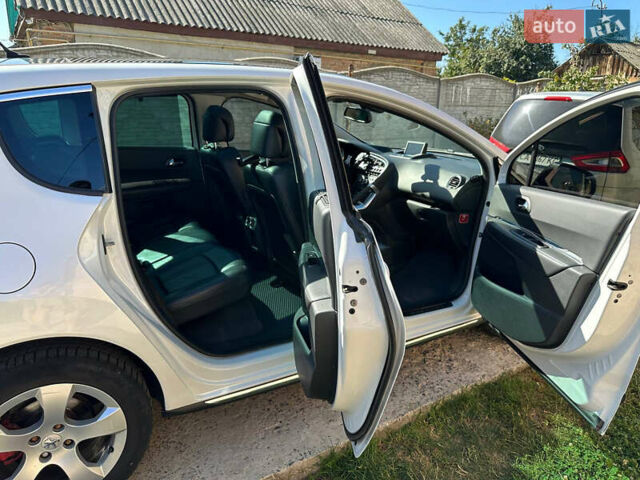 Белый Пежо 3008, объемом двигателя 1.56 л и пробегом 223 тыс. км за 9400 $, фото 6 на Automoto.ua