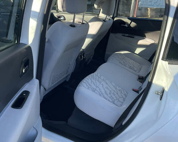 Белый Пежо 3008, объемом двигателя 1.6 л и пробегом 240 тыс. км за 8300 $, фото 10 на Automoto.ua