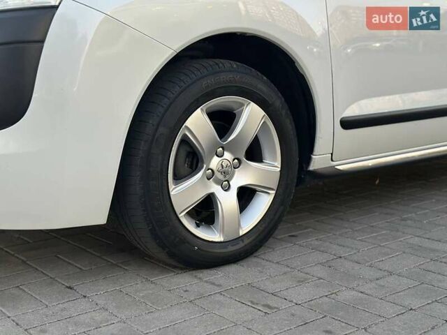 Белый Пежо 3008, объемом двигателя 1.56 л и пробегом 188 тыс. км за 8333 $, фото 3 на Automoto.ua