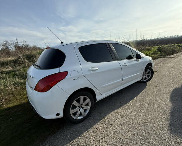 Белый Пежо 3008, объемом двигателя 1.6 л и пробегом 193 тыс. км за 6700 $, фото 3 на Automoto.ua