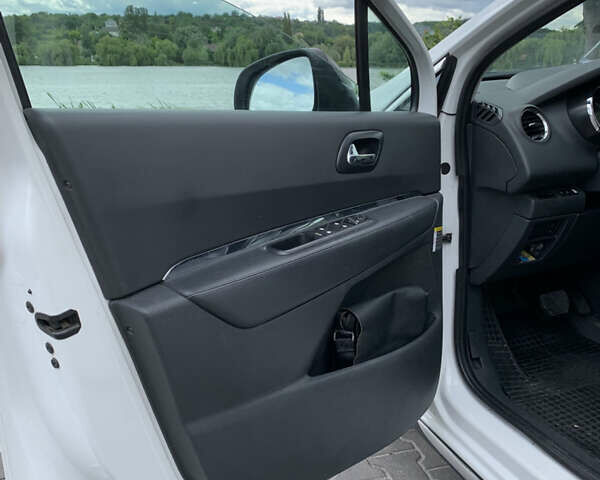 Білий Пежо 3008, об'ємом двигуна 1.6 л та пробігом 194 тис. км за 11000 $, фото 21 на Automoto.ua