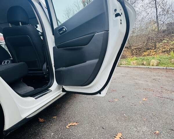 Белый Пежо 3008, объемом двигателя 1.6 л и пробегом 170 тыс. км за 6500 $, фото 5 на Automoto.ua