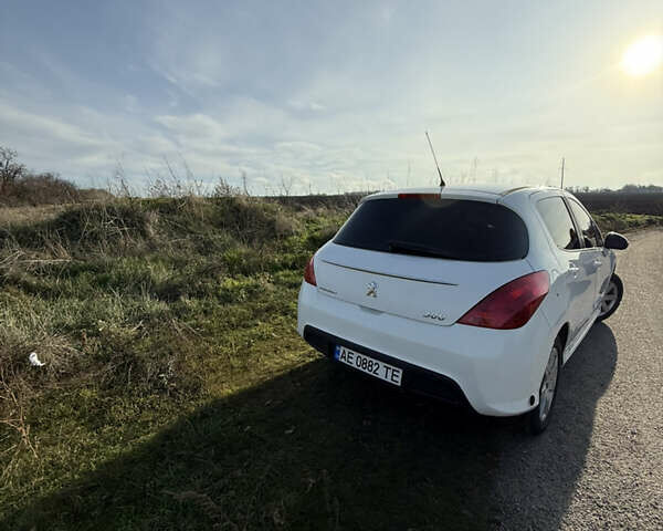 Белый Пежо 3008, объемом двигателя 1.6 л и пробегом 193 тыс. км за 6700 $, фото 2 на Automoto.ua