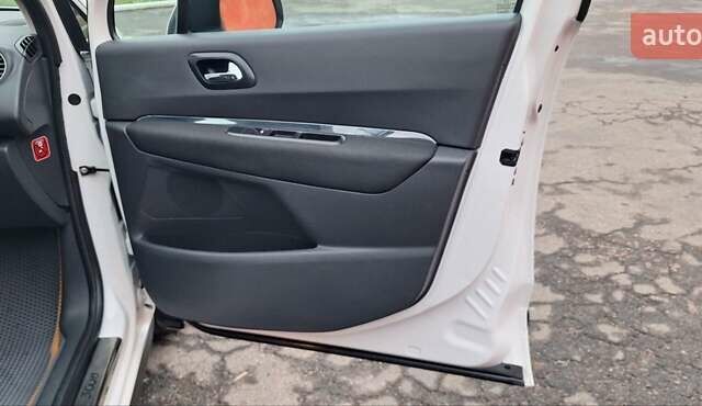 Белый Пежо 3008, объемом двигателя 1.6 л и пробегом 226 тыс. км за 8999 $, фото 70 на Automoto.ua