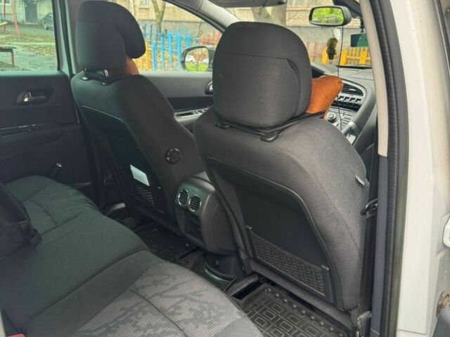 Белый Пежо 3008, объемом двигателя 2 л и пробегом 300 тыс. км за 9400 $, фото 5 на Automoto.ua