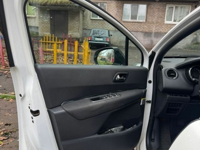 Белый Пежо 3008, объемом двигателя 2 л и пробегом 300 тыс. км за 9400 $, фото 7 на Automoto.ua