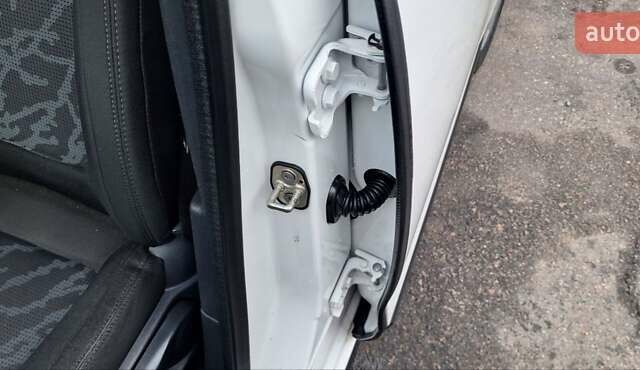 Белый Пежо 3008, объемом двигателя 1.6 л и пробегом 226 тыс. км за 8999 $, фото 49 на Automoto.ua