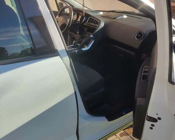 Белый Пежо 3008, объемом двигателя 2 л и пробегом 250 тыс. км за 10500 $, фото 14 на Automoto.ua