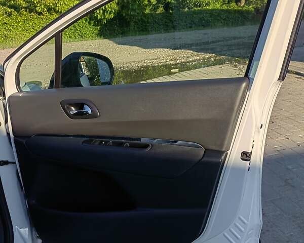 Білий Пежо 3008, об'ємом двигуна 2 л та пробігом 218 тис. км за 10500 $, фото 15 на Automoto.ua