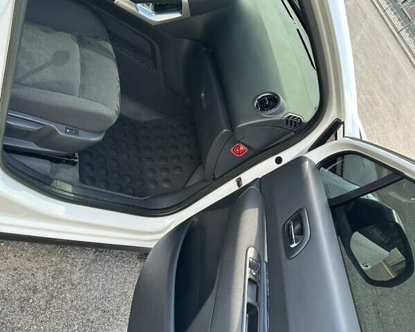 Белый Пежо 3008, объемом двигателя 1.6 л и пробегом 93 тыс. км за 12000 $, фото 8 на Automoto.ua