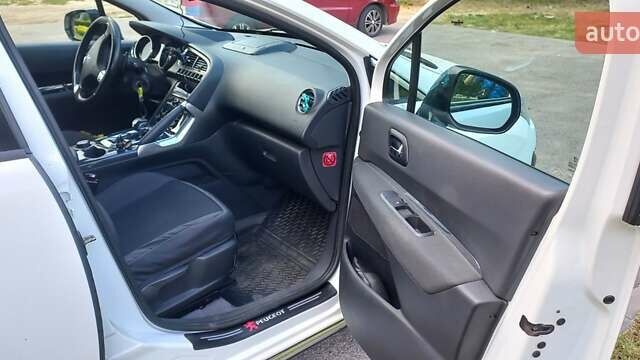 Белый Пежо 3008, объемом двигателя 2 л и пробегом 210 тыс. км за 11000 $, фото 8 на Automoto.ua