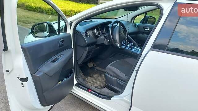 Белый Пежо 3008, объемом двигателя 2 л и пробегом 210 тыс. км за 11000 $, фото 4 на Automoto.ua