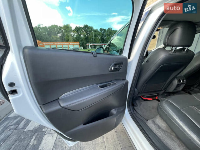 Белый Пежо 3008, объемом двигателя 2 л и пробегом 141 тыс. км за 13600 $, фото 24 на Automoto.ua