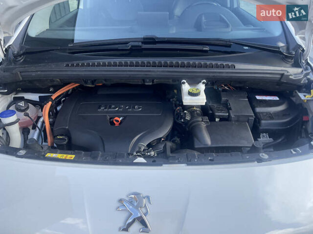 Белый Пежо 3008, объемом двигателя 2 л и пробегом 141 тыс. км за 13600 $, фото 68 на Automoto.ua