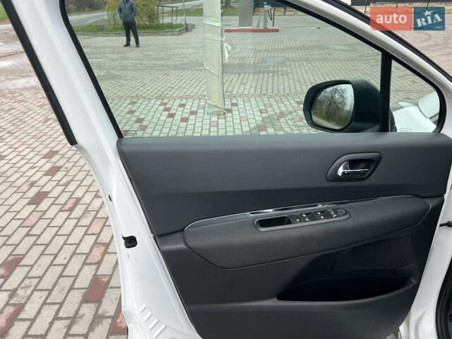 Белый Пежо 3008, объемом двигателя 1.56 л и пробегом 164 тыс. км за 9700 $, фото 15 на Automoto.ua