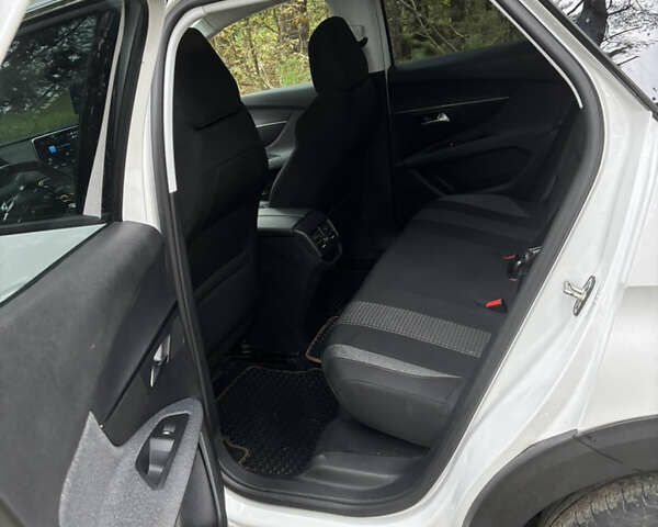 Белый Пежо 3008, объемом двигателя 1.5 л и пробегом 139 тыс. км за 19300 $, фото 14 на Automoto.ua