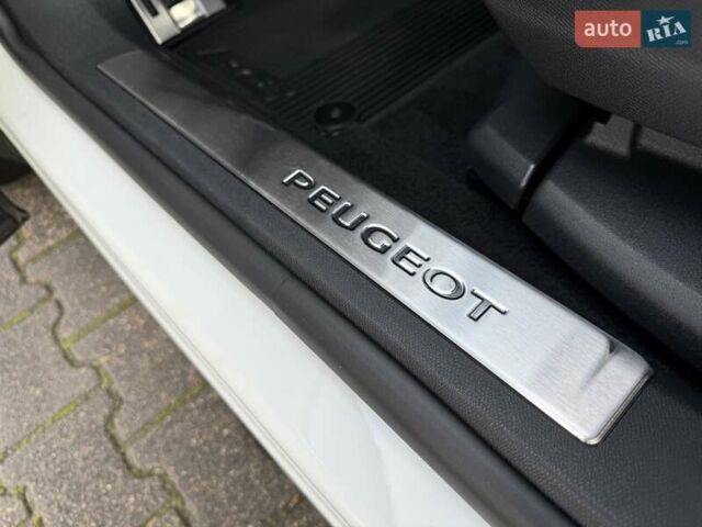 Белый Пежо 3008, объемом двигателя 2 л и пробегом 38 тыс. км за 29999 $, фото 40 на Automoto.ua