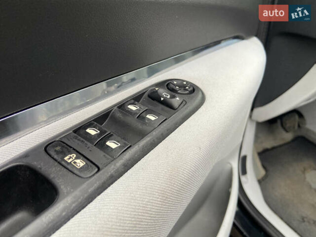 Черный Пежо 3008, объемом двигателя 1.6 л и пробегом 267 тыс. км за 7950 $, фото 18 на Automoto.ua