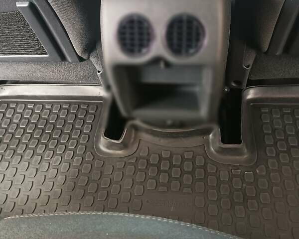 Черный Пежо 3008, объемом двигателя 1.6 л и пробегом 190 тыс. км за 10400 $, фото 19 на Automoto.ua