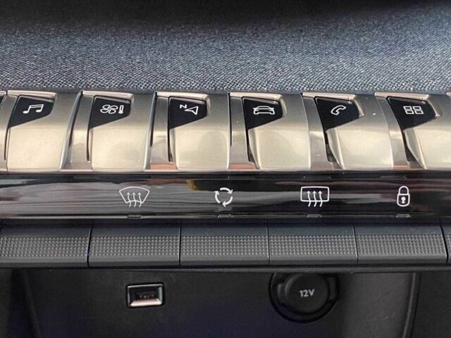 Чорний Пежо 3008, об'ємом двигуна 1.5 л та пробігом 154 тис. км за 23950 $, фото 14 на Automoto.ua