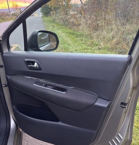 Коричневый Пежо 3008, объемом двигателя 1.6 л и пробегом 213 тыс. км за 8500 $, фото 16 на Automoto.ua