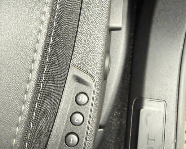 Червоний Пежо 3008, об'ємом двигуна 2 л та пробігом 123 тис. км за 23700 $, фото 16 на Automoto.ua