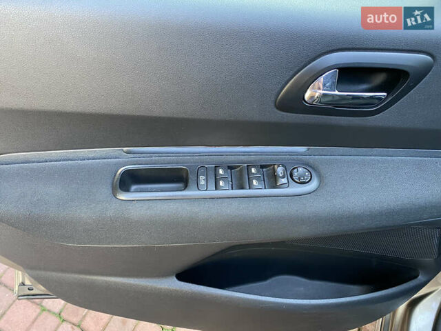 Пежо 3008, об'ємом двигуна 2 л та пробігом 176 тис. км за 9500 $, фото 3 на Automoto.ua