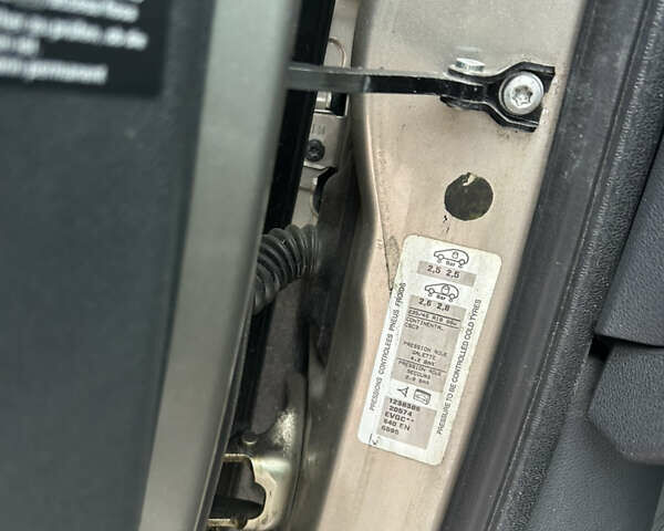 Сірий Пежо 3008, об'ємом двигуна 1.6 л та пробігом 170 тис. км за 8999 $, фото 9 на Automoto.ua