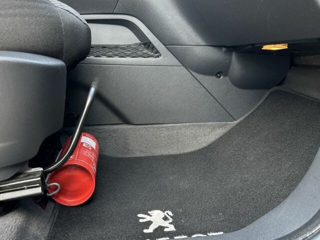 Серый Пежо 3008, объемом двигателя 1.6 л и пробегом 211 тыс. км за 8200 $, фото 12 на Automoto.ua