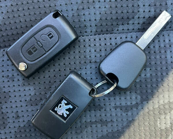 Сірий Пежо 3008, об'ємом двигуна 1.6 л та пробігом 250 тис. км за 8200 $, фото 49 на Automoto.ua