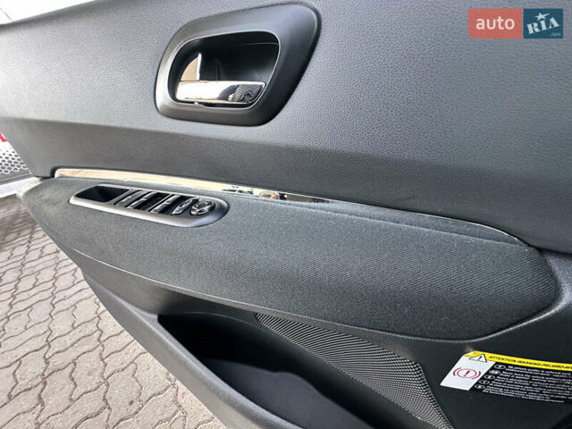 Серый Пежо 3008, объемом двигателя 1.56 л и пробегом 263 тыс. км за 9150 $, фото 62 на Automoto.ua