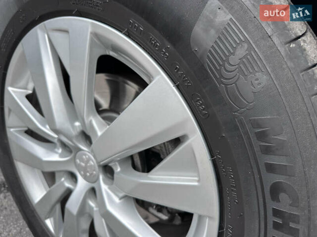 Сірий Пежо 3008, об'ємом двигуна 1.5 л та пробігом 100 тис. км за 23800 $, фото 17 на Automoto.ua