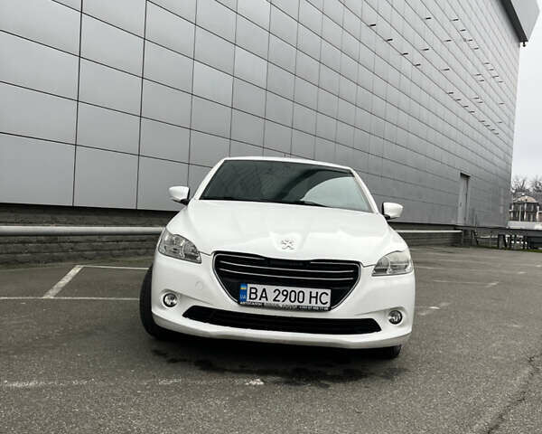 Белый Пежо 301, объемом двигателя 1.2 л и пробегом 120 тыс. км за 8000 $, фото 1 на Automoto.ua