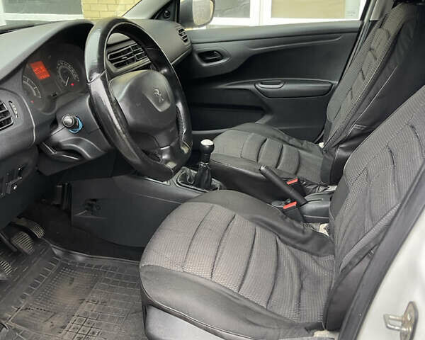 Белый Пежо 301, объемом двигателя 1.2 л и пробегом 300 тыс. км за 3600 $, фото 1 на Automoto.ua