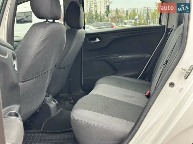 Пежо 301 2013 у Києві на Automoto.ua Білий Пежо 301, об'ємом двигуна 1.56 л та пробігом 330 тис. км за 4900 $, фото 9 на Automoto.ua