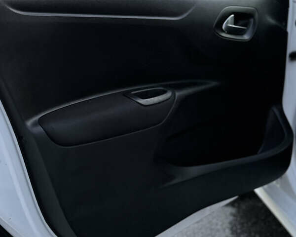 Пежо 301 2016 в Киеве на Automoto.ua Белый Пежо 301, объемом двигателя 1.59 л и пробегом 228 тыс. км за 7500 $, фото 11 на Automoto.ua