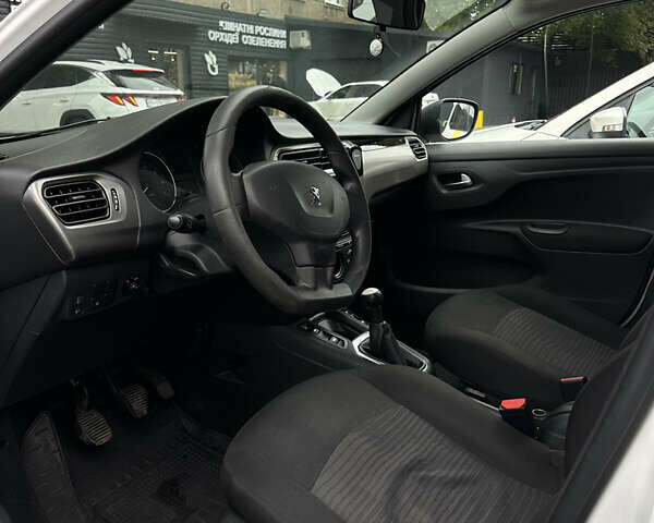 Білий Пежо 301, об'ємом двигуна 1.2 л та пробігом 149 тис. км за 5200 $, фото 3 на Automoto.ua