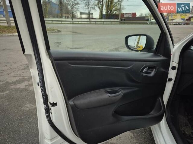 Белый Пежо 301, объемом двигателя 1.2 л и пробегом 250 тыс. км за 3800 $, фото 9 на Automoto.ua