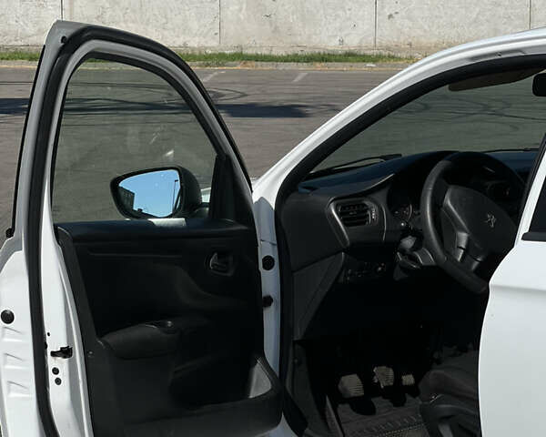 Белый Пежо 301, объемом двигателя 1.2 л и пробегом 92 тыс. км за 7100 $, фото 7 на Automoto.ua