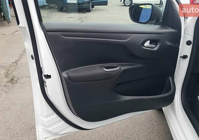 Пежо 301 2021 у Києві на Automoto.ua Білий Пежо 301, об'ємом двигуна 1.2 л та пробігом 56 тис. км за 8300 $, фото 20 на Automoto.ua