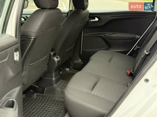 Пежо 301 2021 у Києві на Automoto.ua Білий Пежо 301, об'ємом двигуна 1.59 л та пробігом 71 тис. км за 11500 $, фото 29 на Automoto.ua