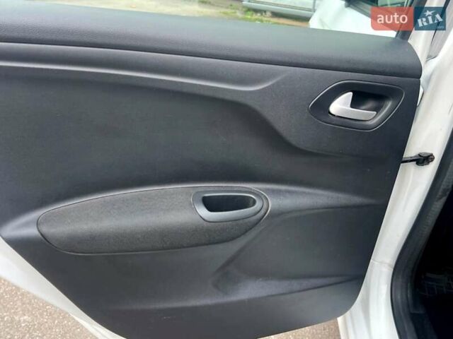 Пежо 301 2021 у Києві на Automoto.ua Білий Пежо 301, об'ємом двигуна 1.2 л та пробігом 97 тис. км за 7200 $, фото 36 на Automoto.ua