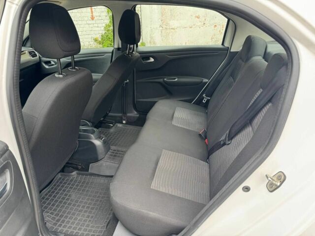 Пежо 304 2017 у Києві на Automoto.ua Білий Пежо 304, об'ємом двигуна 1.2 л та пробігом 245 тис. км за 4800 $, фото 4 на Automoto.ua