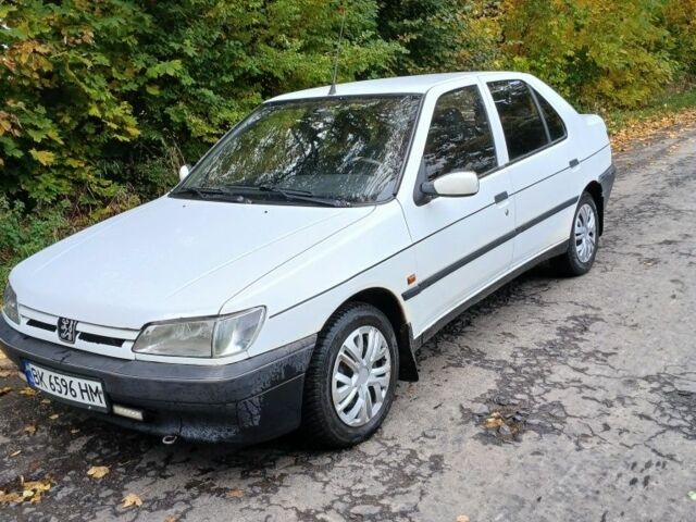 Белый Пежо 306, объемом двигателя 1.4 л и пробегом 364 тыс. км за 1300 $, фото 1 на Automoto.ua