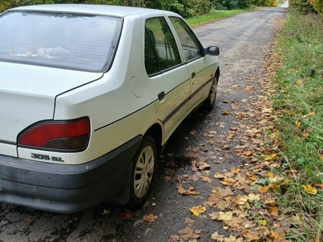 Белый Пежо 306, объемом двигателя 1.4 л и пробегом 364 тыс. км за 1300 $, фото 3 на Automoto.ua