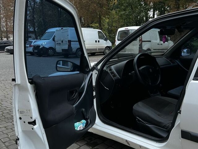 Білий Пежо 306, об'ємом двигуна 1.4 л та пробігом 320 тис. км за 1650 $, фото 4 на Automoto.ua